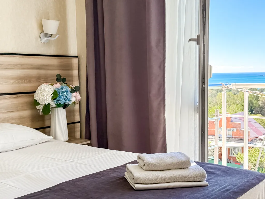 Трёхместный номер с балконом, завтрак, подогрев бассейн, 10 минут море