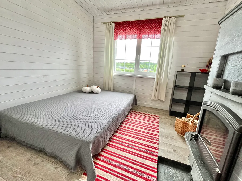 Благоустроенный дом у реки