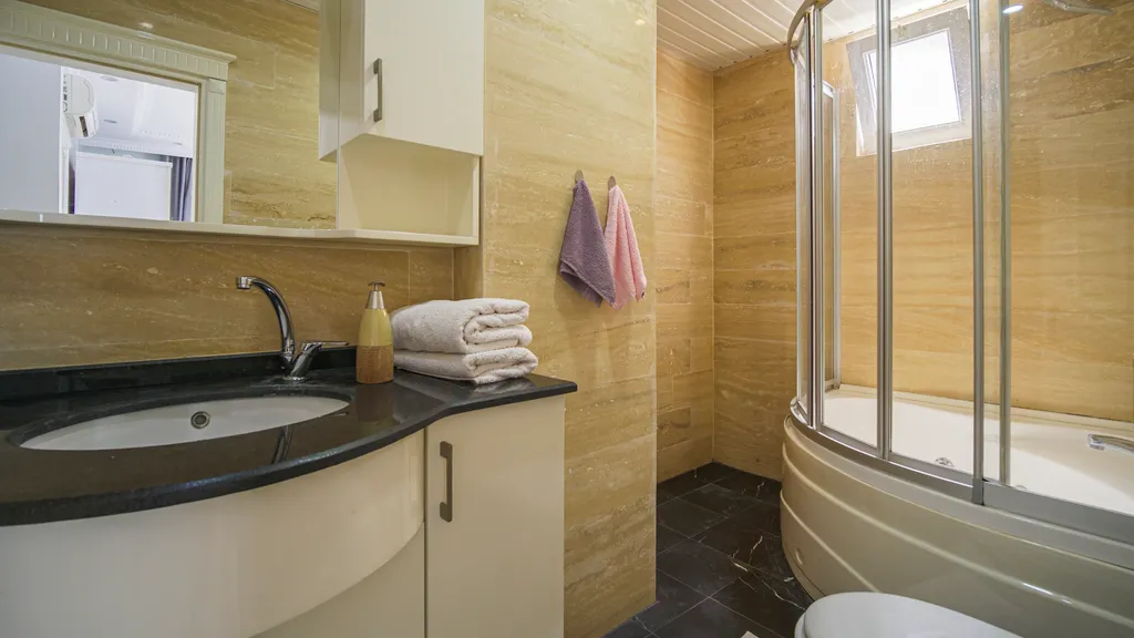 Семейная квартира с бассейном рядом с морем