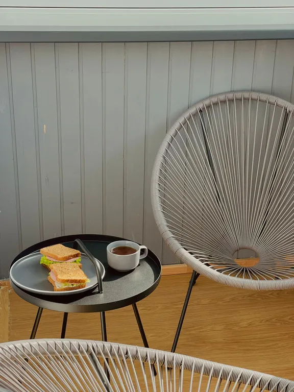 Современные апартаменты с джакузи у озера