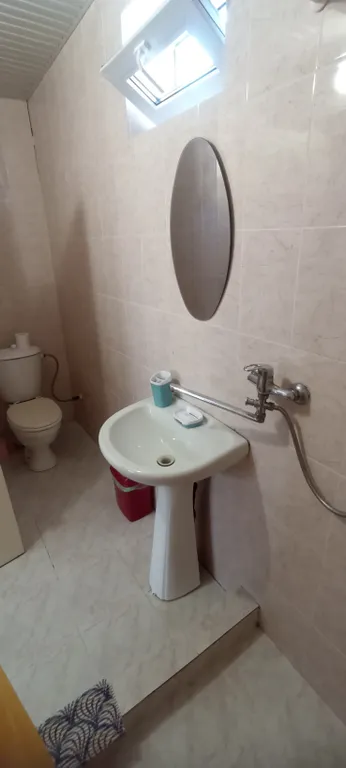 Уютный номер на первом этаже в маленьком гостевом доме с бассейном