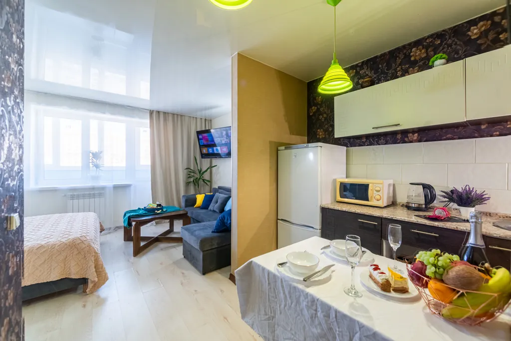 Светлая студия с видом на тихий зелёный двор