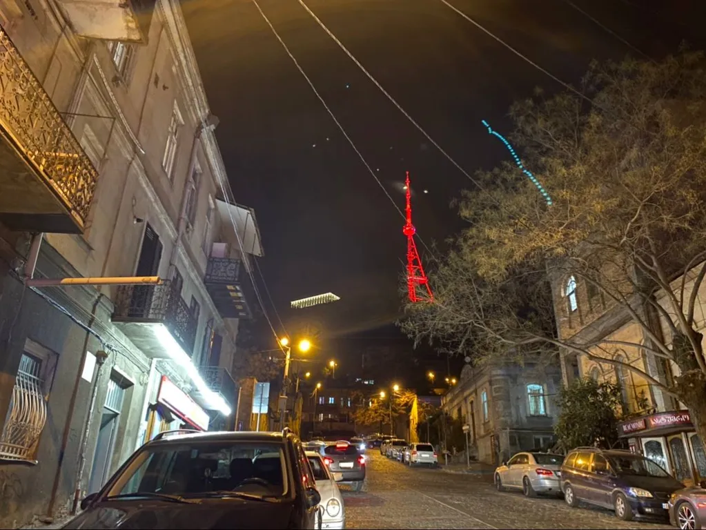 Квартира с отдельной спальней в центре Тбилиси