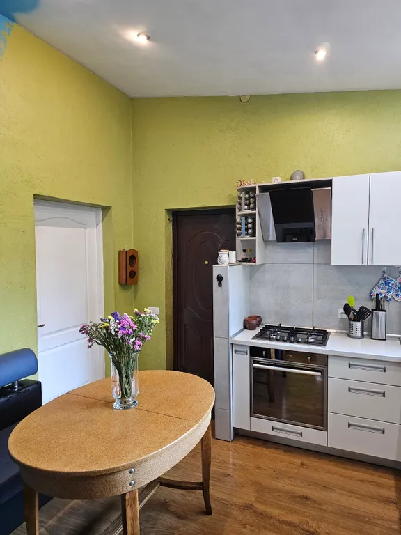 Дом в лесу с каминным деревом внутри