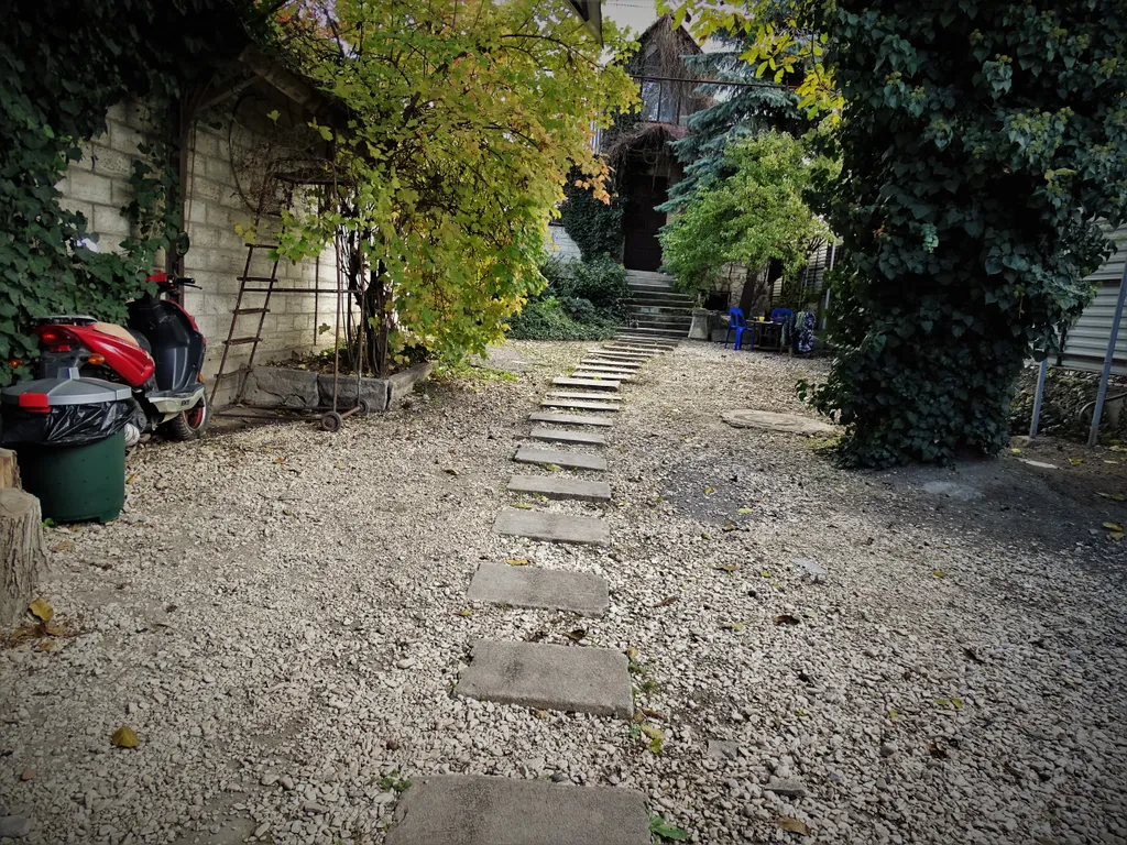 Дом под гнездом