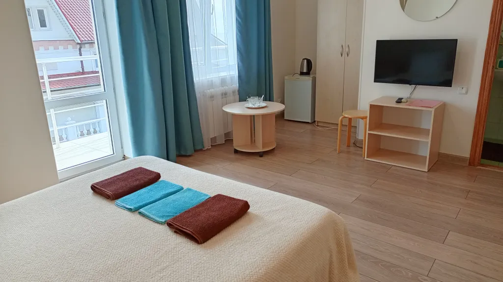 Трёхместная комната с санузлом и видом на море