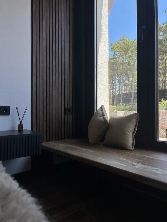 Квартира-студия в окружении хвойного леса и гор.