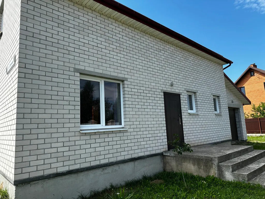 Коттедж 2 этажа в уединенном месте Бреста с парковкой во дворе