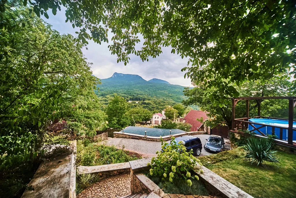 Дом в альпийском стиле в видом на горы