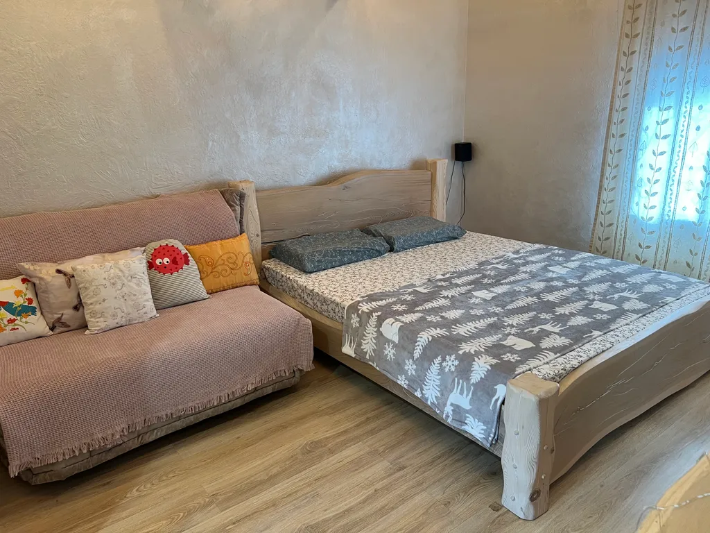 Душевный домик на берегу реки