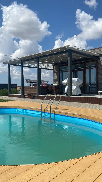 Дом с бассейном у моря