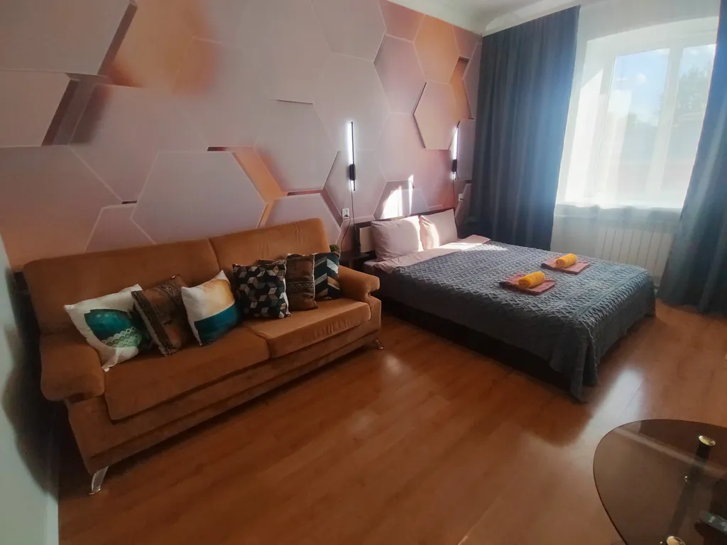 Трёхкомнатная квартира с раздельными комнатами, балконом в центре