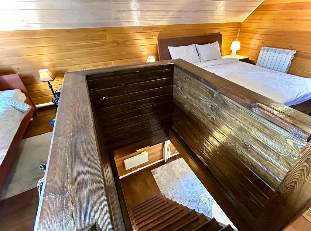 Коттедж с сауной на участке с хвойным лесом поблизости от Красноярска