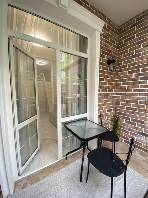 Евротрехкомнатный апартамент с балконом на первой линии