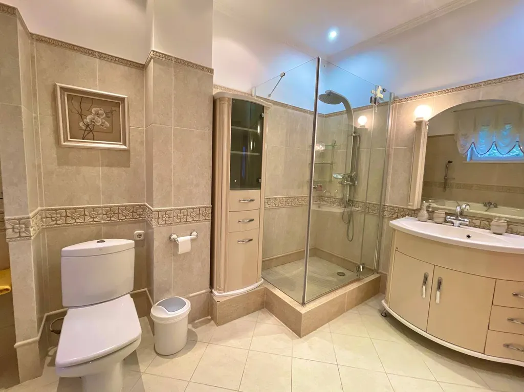 Котедж в классическом стиле с бассейном, сауной, бильярдом