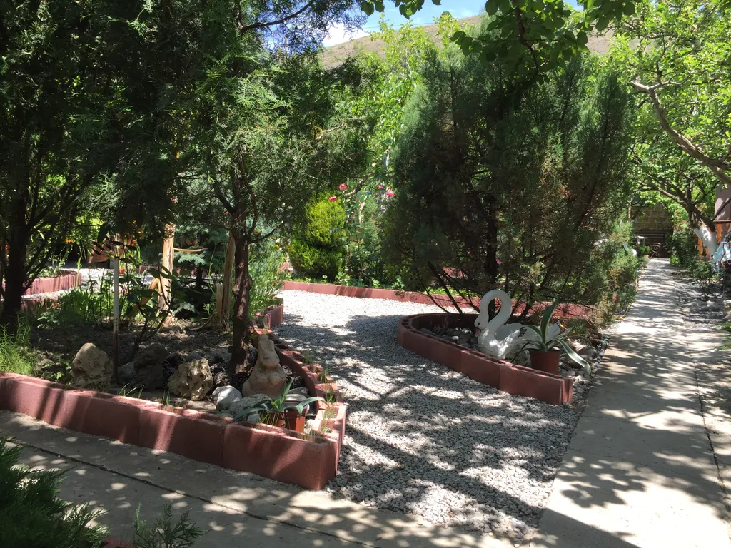 Коттедж в саду