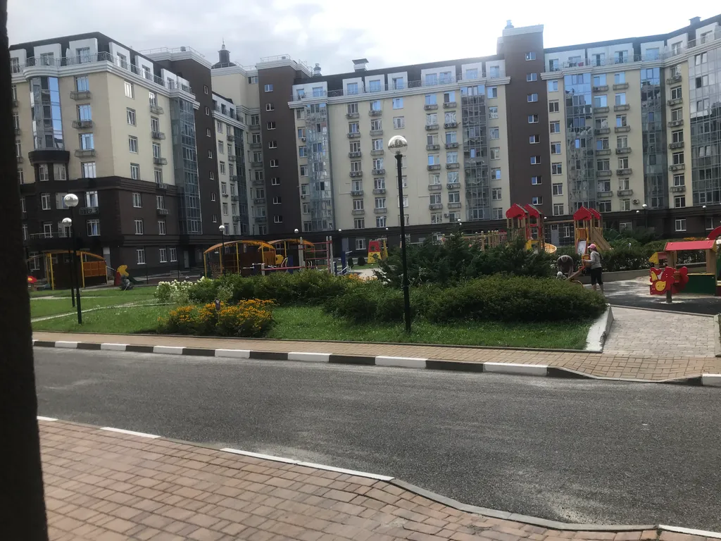 Апартаменты в ЖК Париж, центр. Парк Победы! Вода горячая есть.