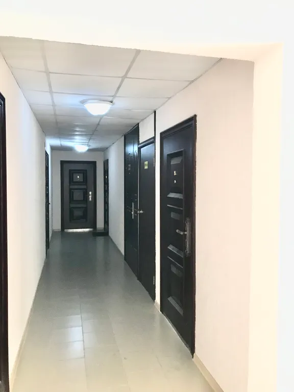 Современная студия с балконом и панорамным окном