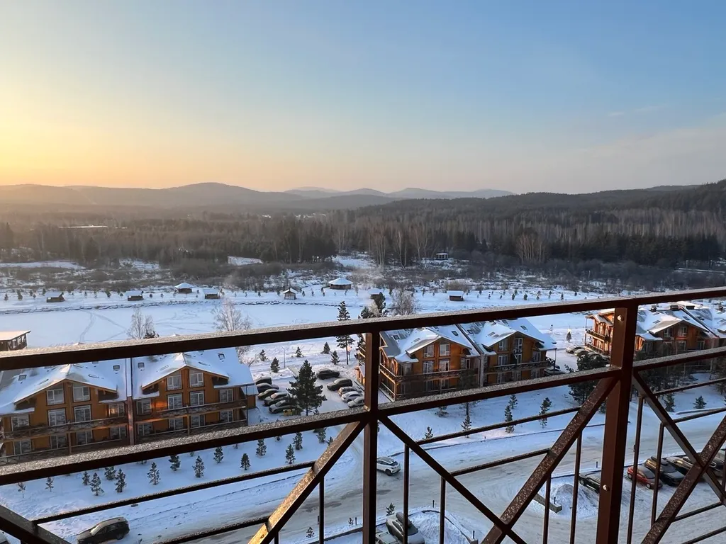 Апартаменты на Солнечной Долине с видом на пруд, горы, долину