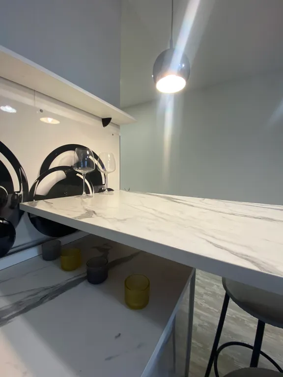 Квартира-студия с панорамным балконом в центре города