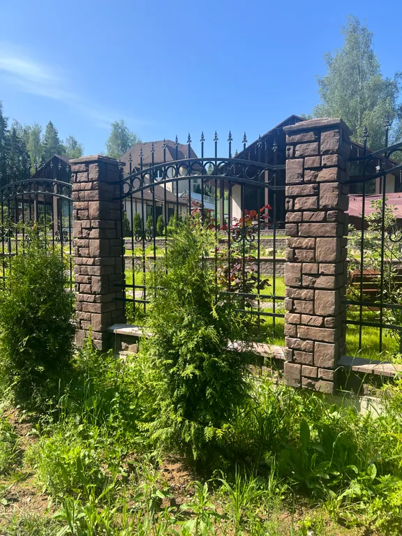 Уютный дом у леса