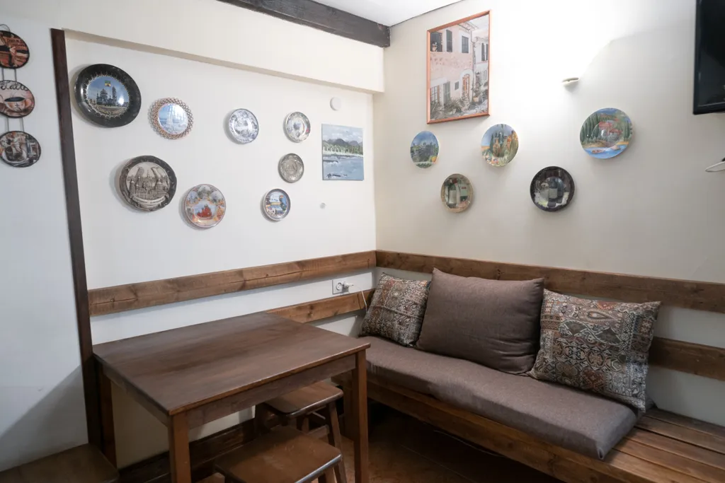 Трехместный номер с двухспальной кроватью и односпальным диваном