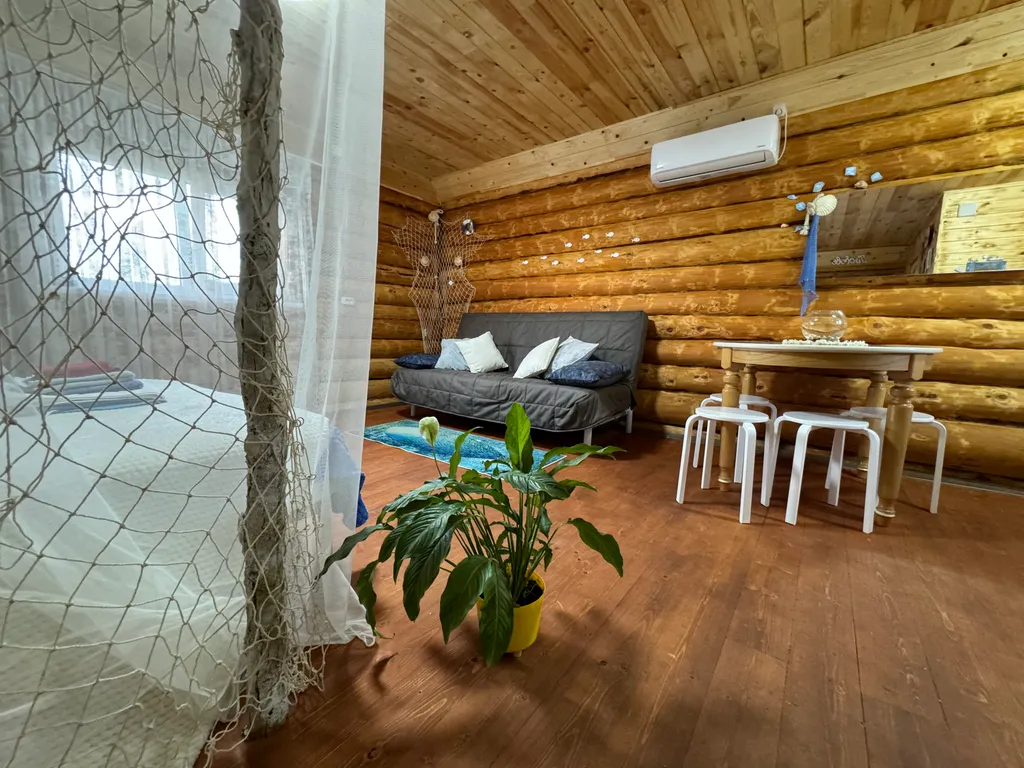 Дом деревянный и кусочек леса под окном