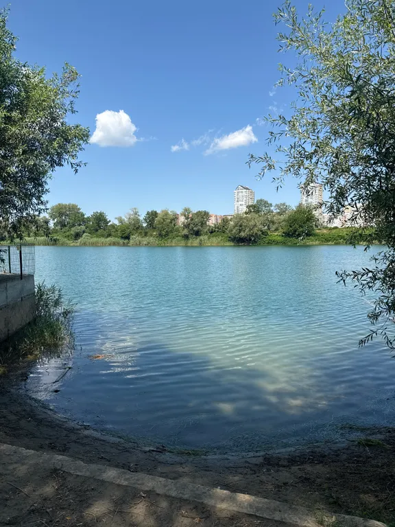 Деревянный дом шале на берегу озера и выходом на реку Кубань