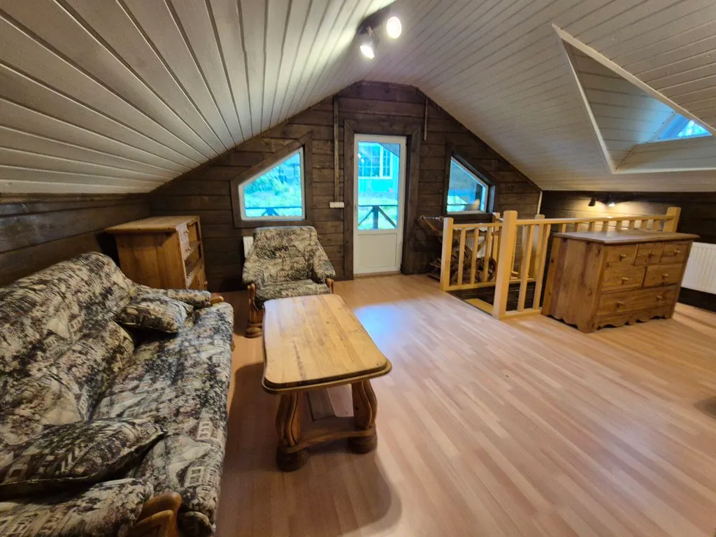 Двухэтажный загородный дом рядом с озером