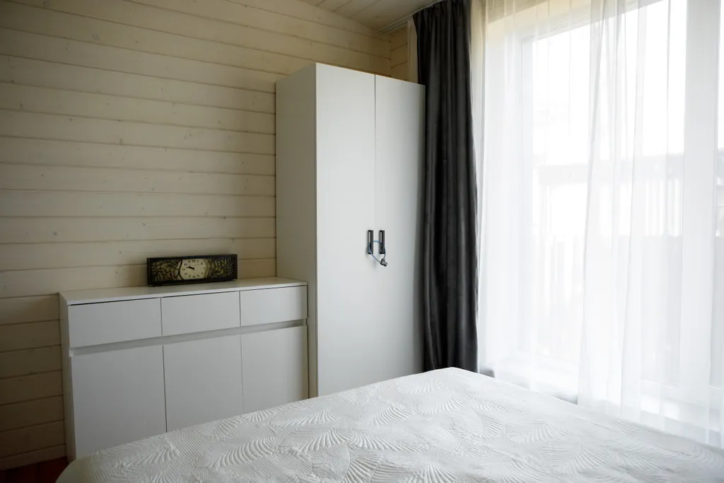 Дом с сауной и горячим чаном на участке с соснами