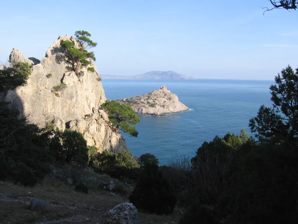 Отдельная часть дома с беседкой в саду