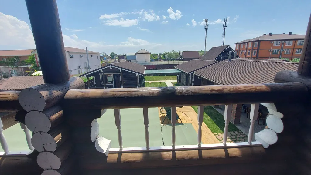 Сруб большой второй этаж с балконом и видом на бассейн