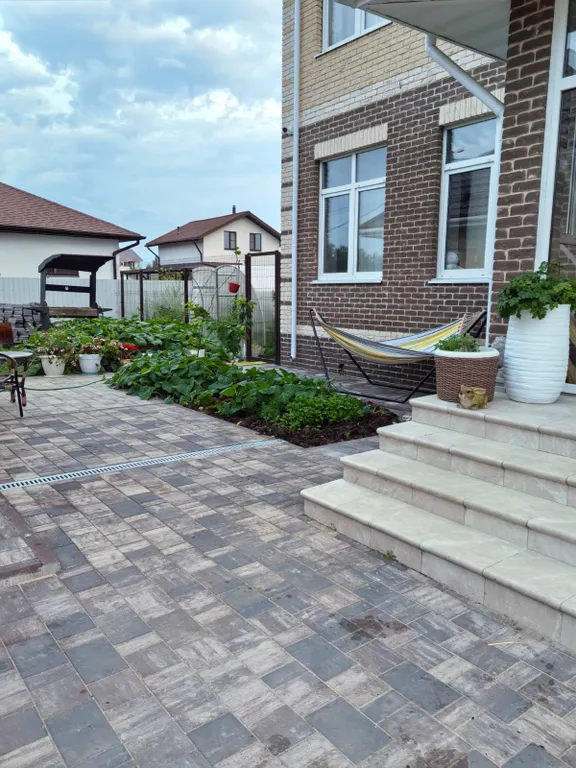 Резиденция в деревне в окружении леса