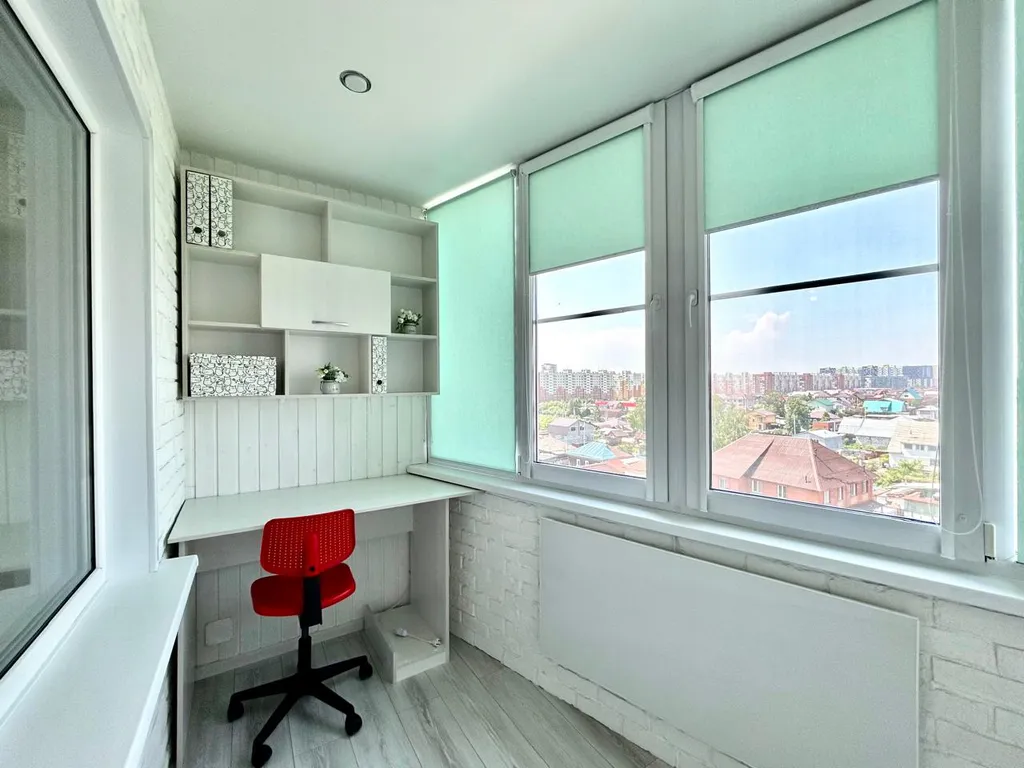 Современная трехкомнатная квартира с большой кухней