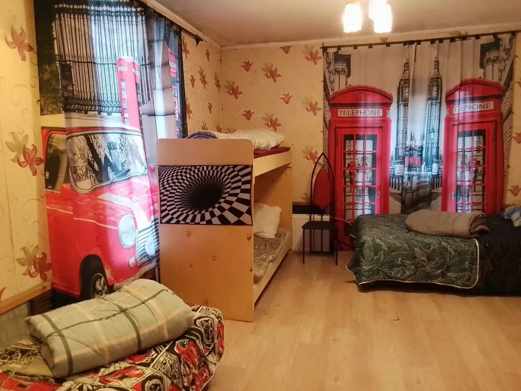 Коттедж на берегу пруда с бассейном