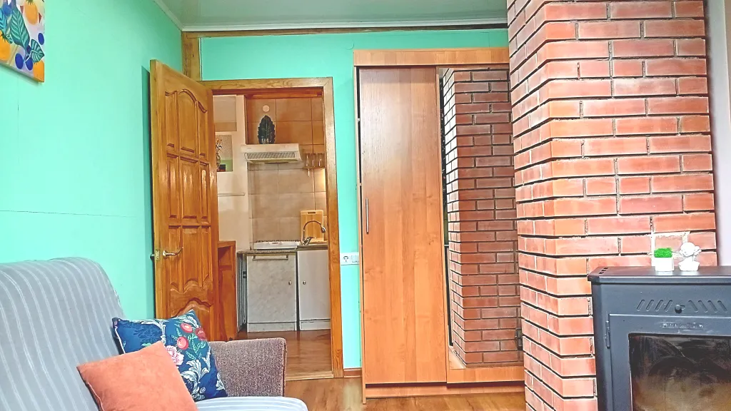 На берегу озера с лебедями, в центре, с камином и антресольным этажом