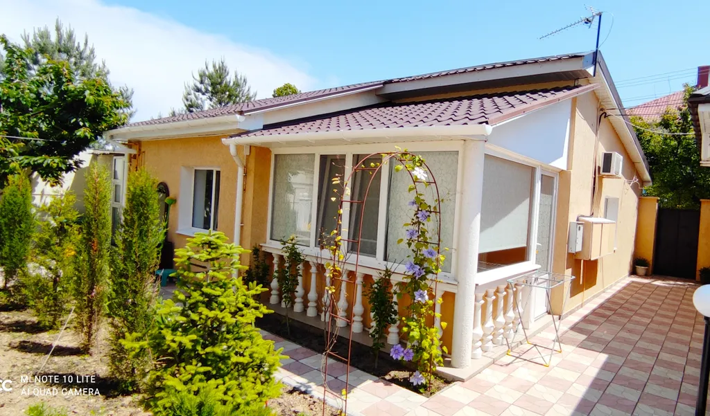 Коттедж с видом на бассейн — аренда посуточно в Заозёрное