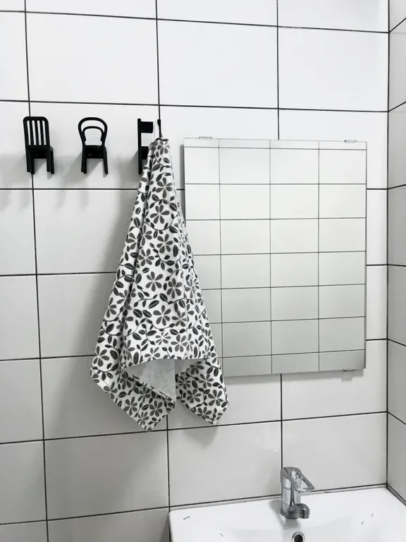 Уютная студия с качелями и видом на тихий зеленый сад