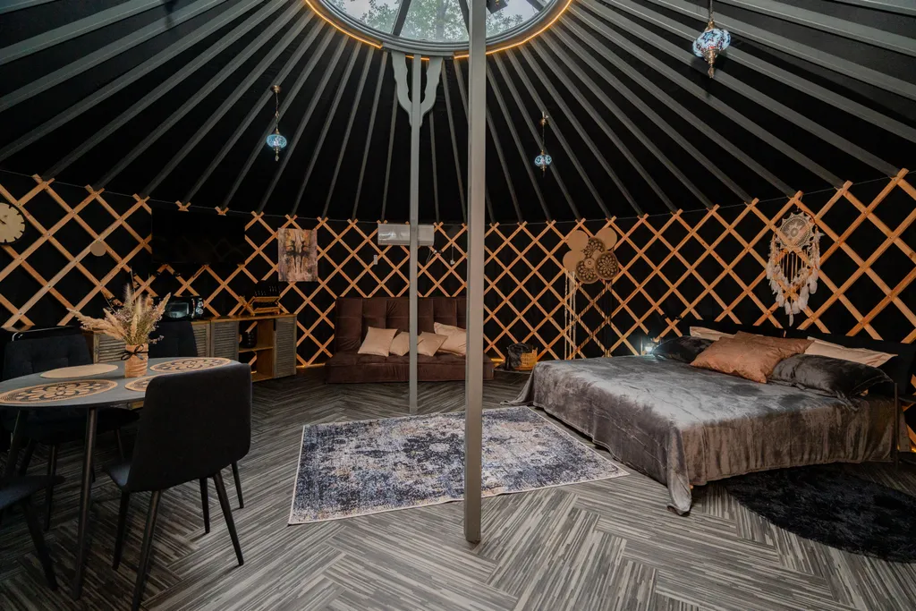 Юрта в лесу