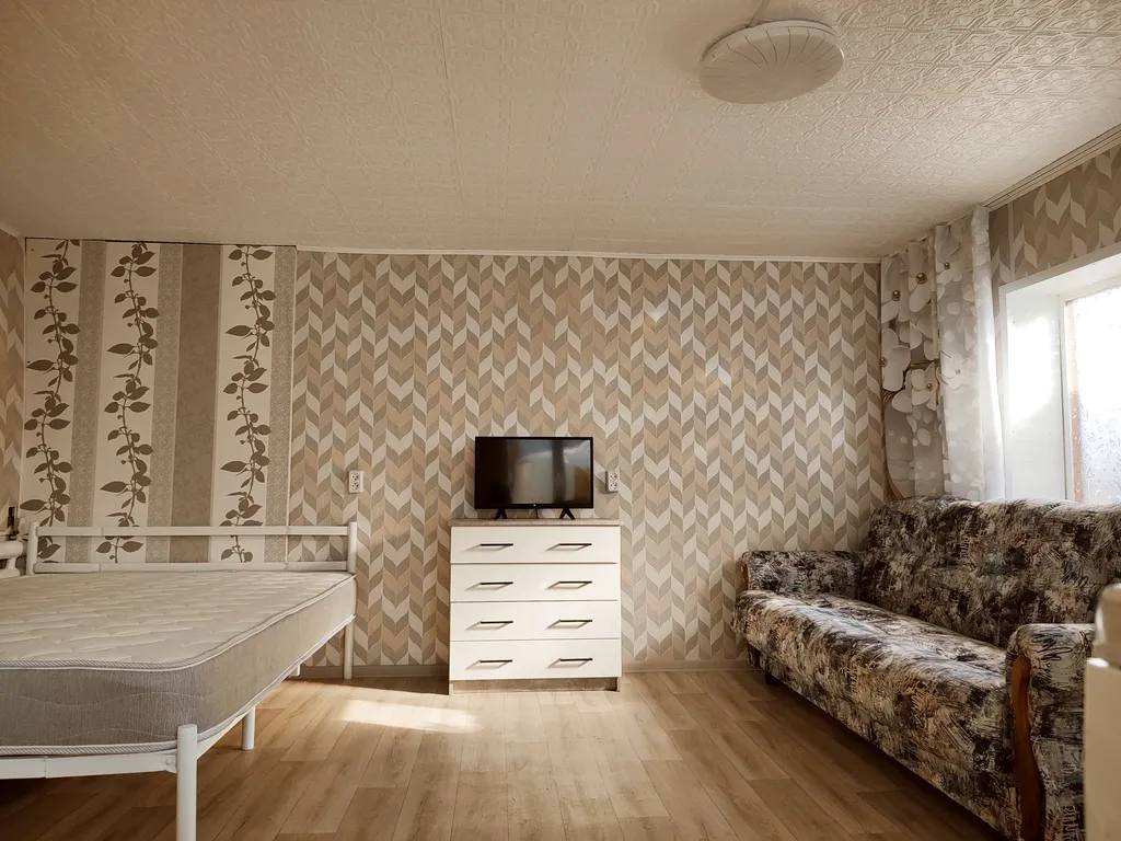 Квартира Студия с кухней и кондиционером,свой дворик с беседкой — аренда посуточно в Яровое