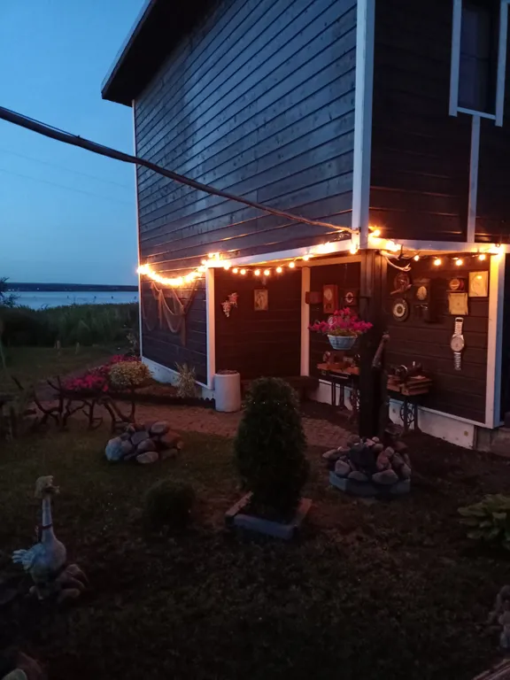 Дом с баней на берегу озера, в черте города