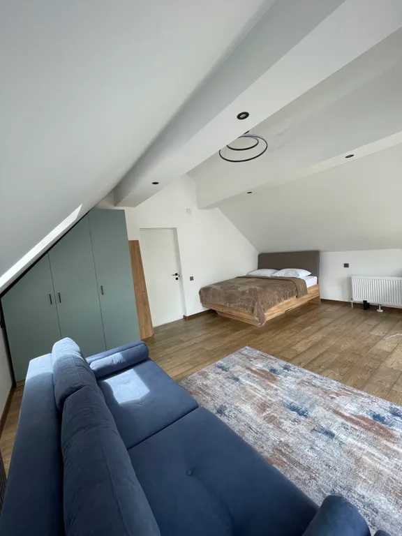 Новый коттедж с витражными окнами в центре