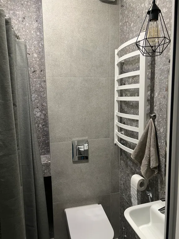 Просторная четырёхкомнатная квартира у парка с видом на море .