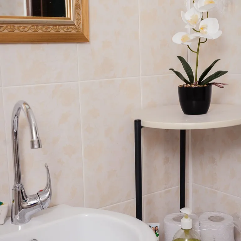 Домик прямо на берегу озера Тосканка