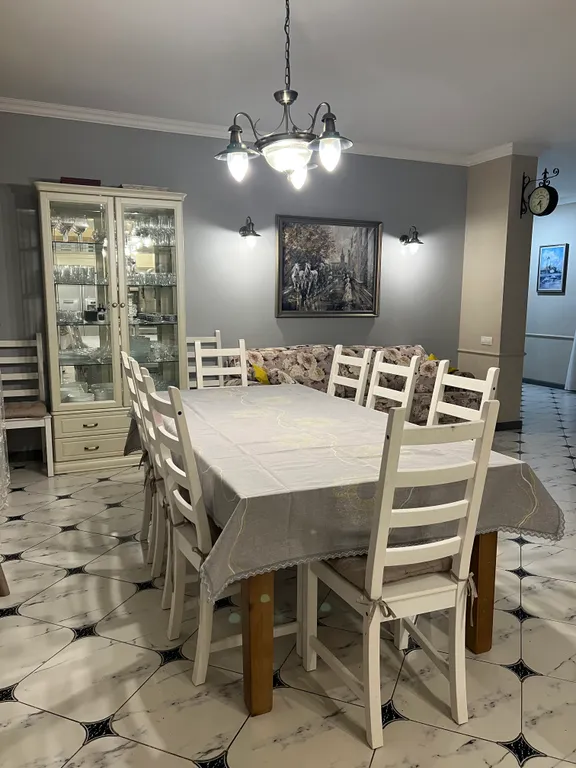 Дом с бассейном и бильярдом