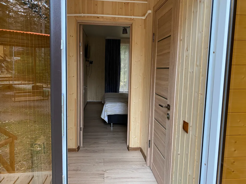 Уютный домик в лесу с панорамными окнами