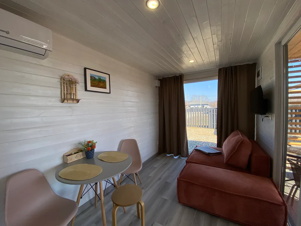 Домик с панорамными окнами и беседкой