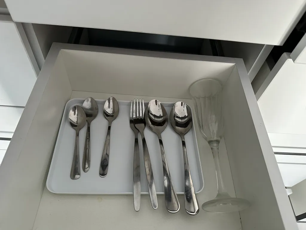 Уютная приятная комната с видом на город