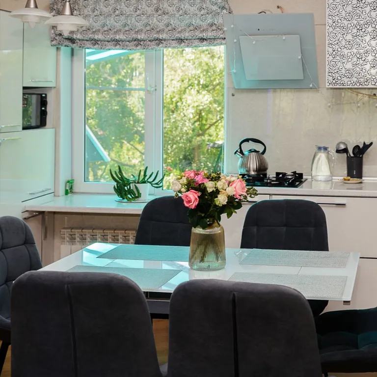 Домик прямо на берегу озера Тосканка