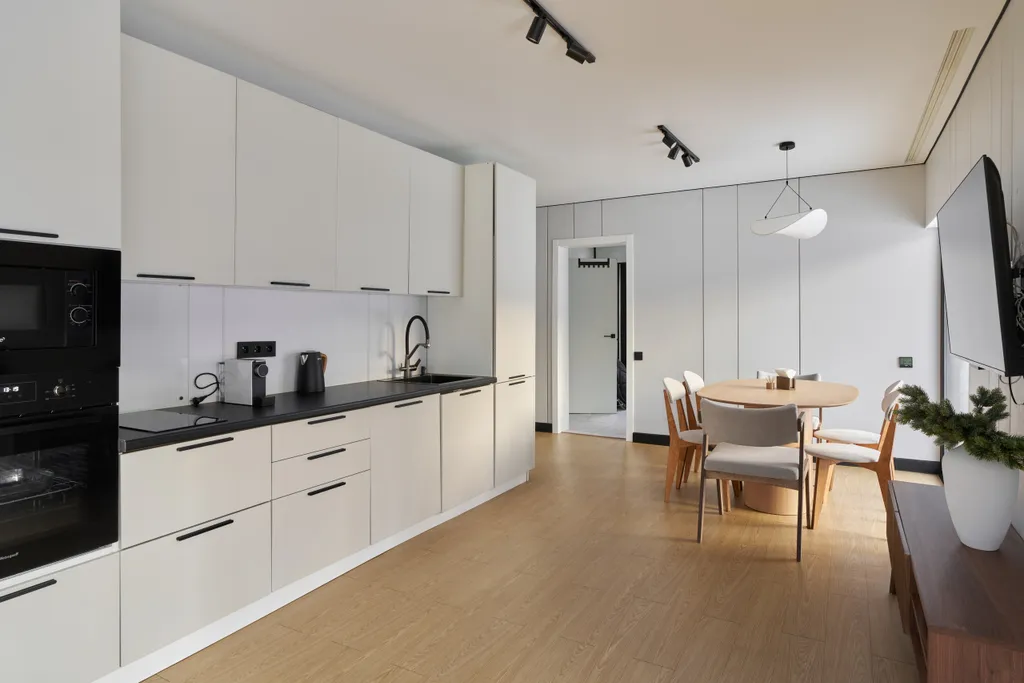 Панорамный дом в окружении леса с сауной